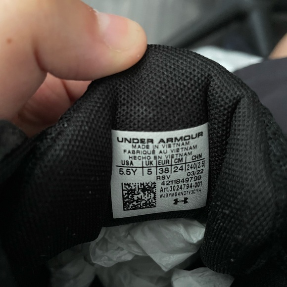 Black Under Armour 🏀sneakers Size 5.5 US(kids) - Picture 5 of 8